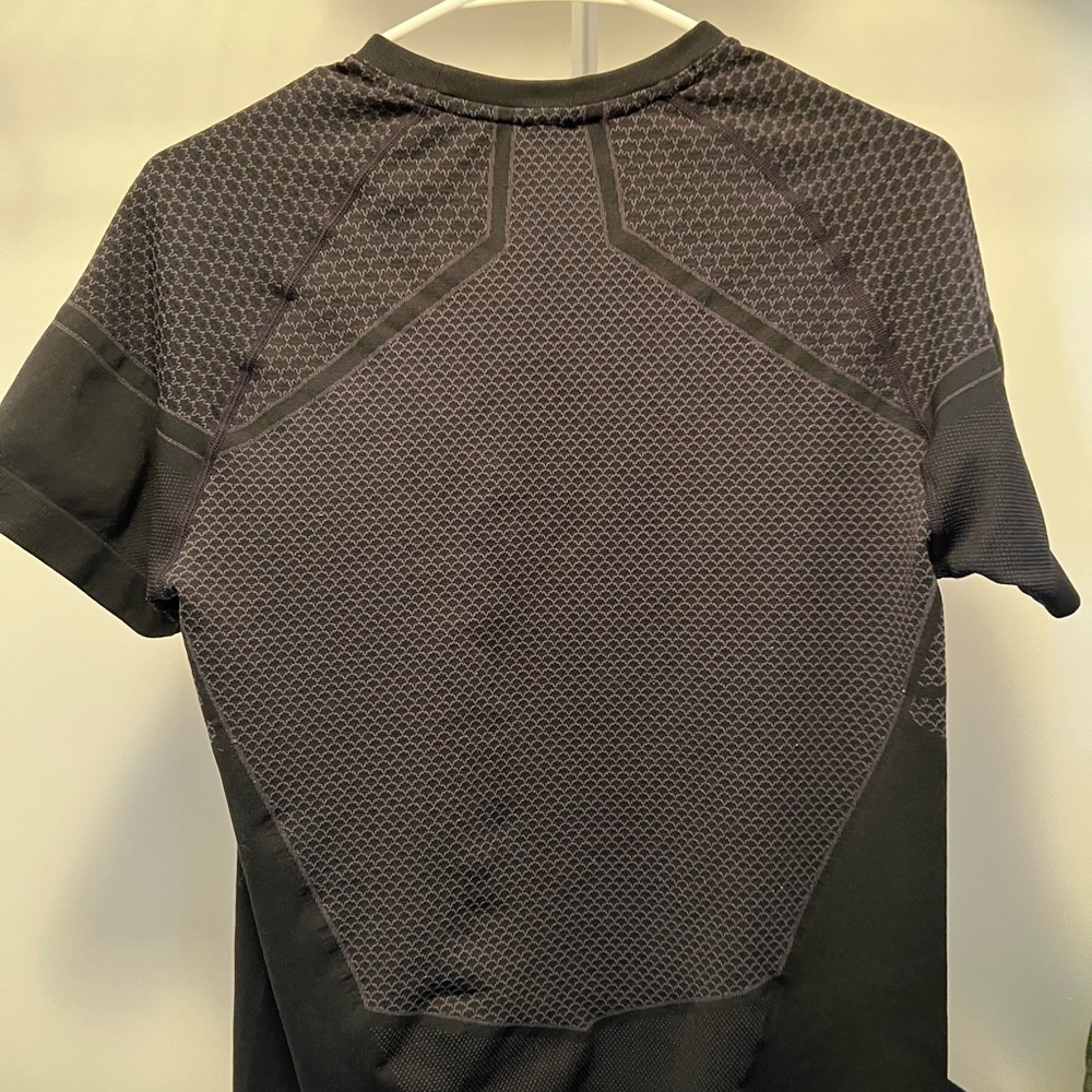 (SOLD) OG Gymshark men’s black onyx V3 medium tee - Picture 2 of 2